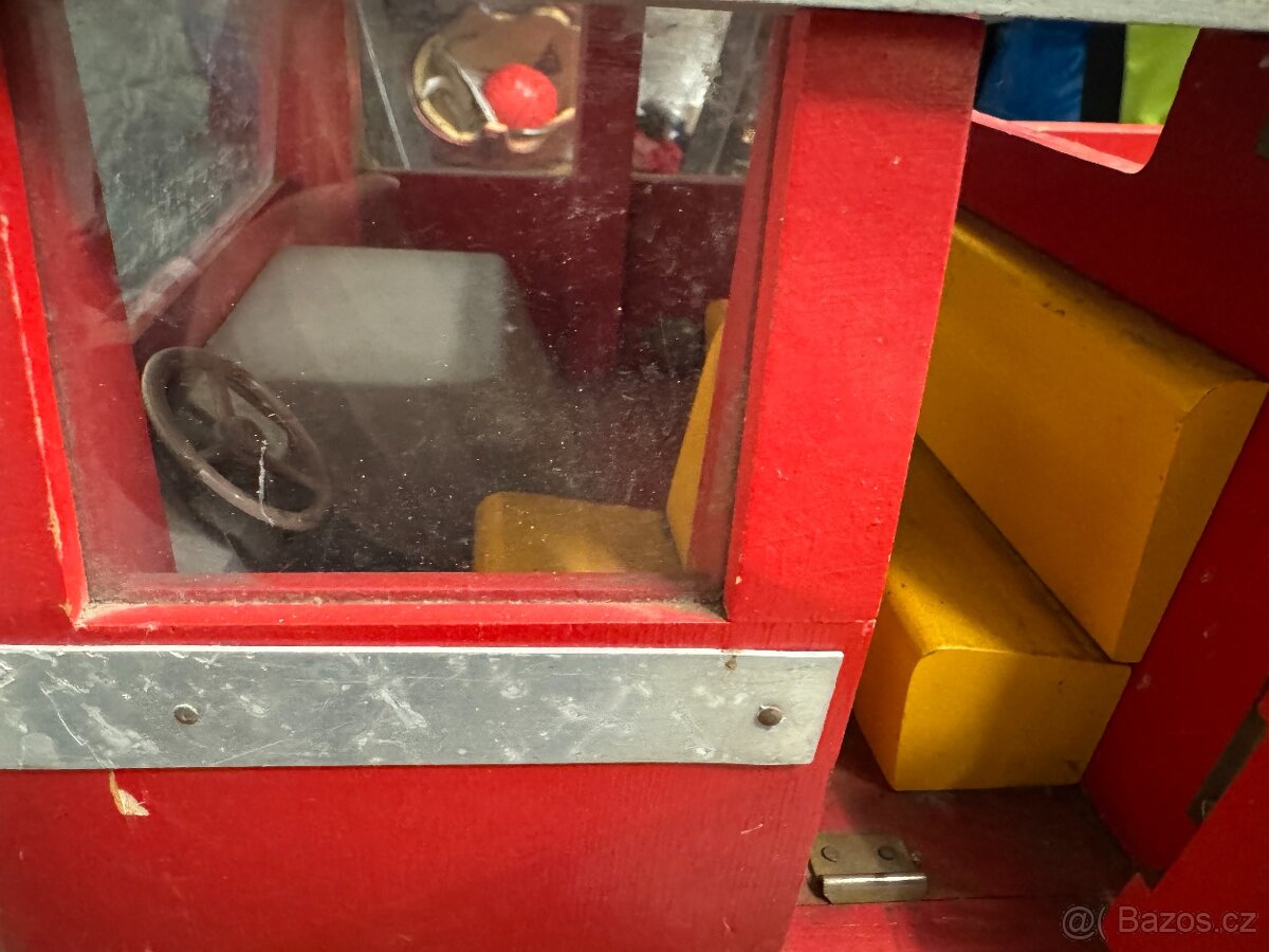 Staré dřevěné velké auto - 4