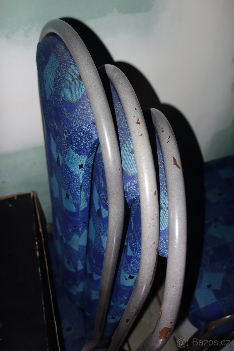 Stohovatelné židle a podsedáky - 4