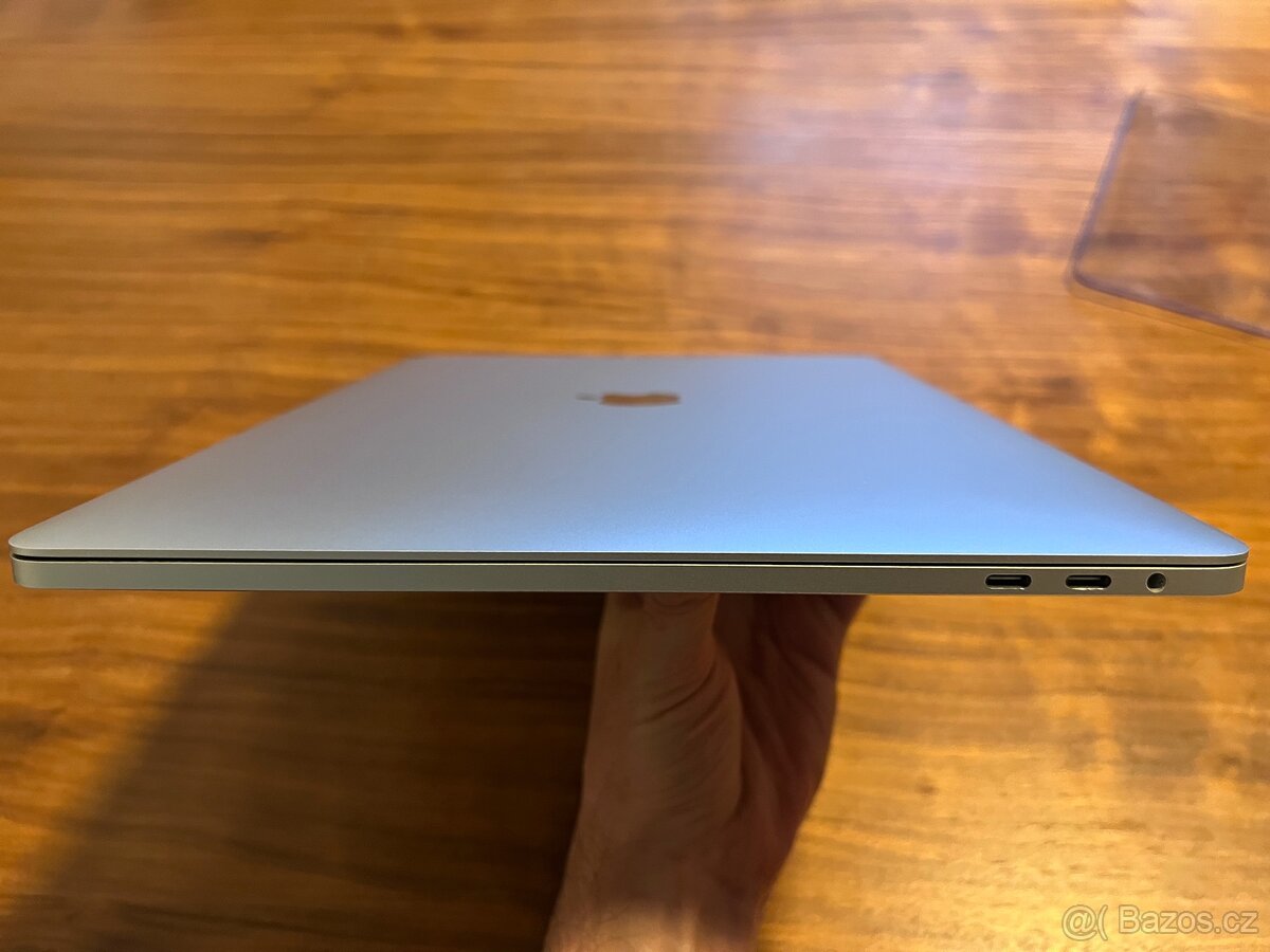 MacBook Pro 15", i7, 16/512, NOVÁ BATERIE - 4