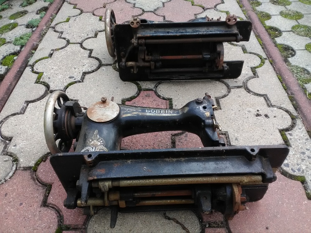 Staré šicí stroje, jenom torza - 4