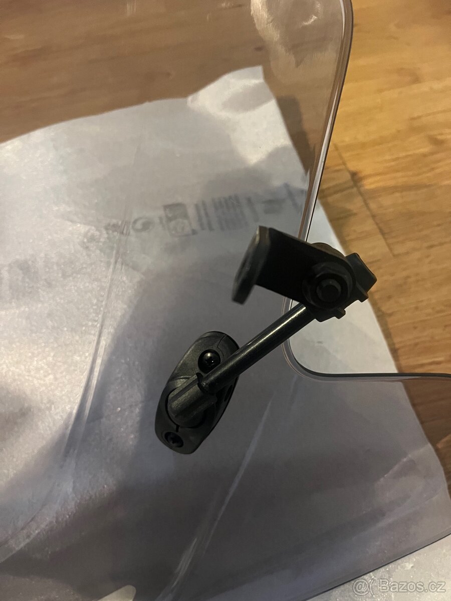 Tónovaný plexi štít - 4