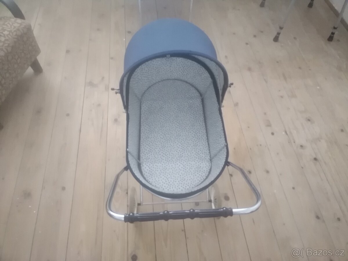 Retro kočárek s panenkou - 4