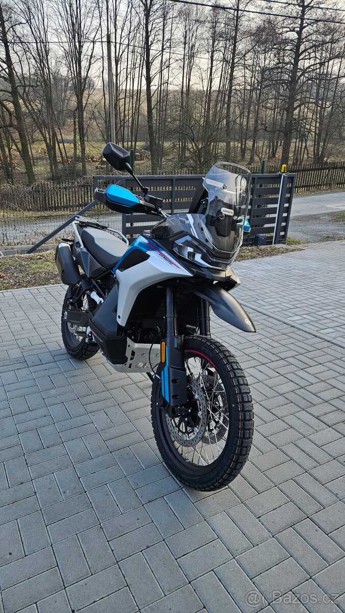 CF Moto 800MT-X , jako nová, vybavená