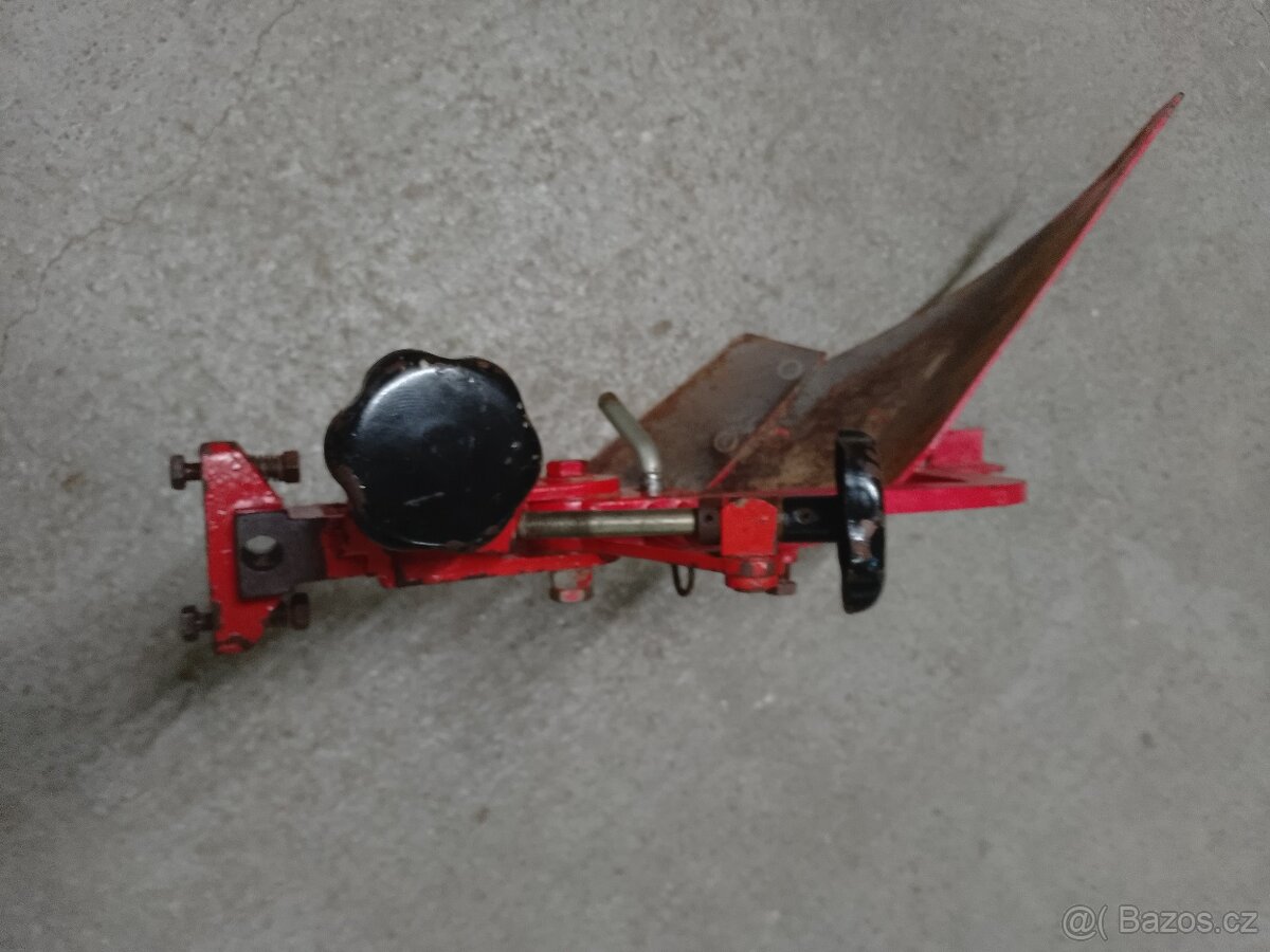 Vari jednostranný pluh pravý + nastavovací těleso NT3 - 4
