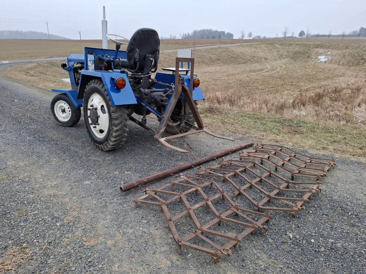 Traktor domácí výroby s příslušenstvím - 4