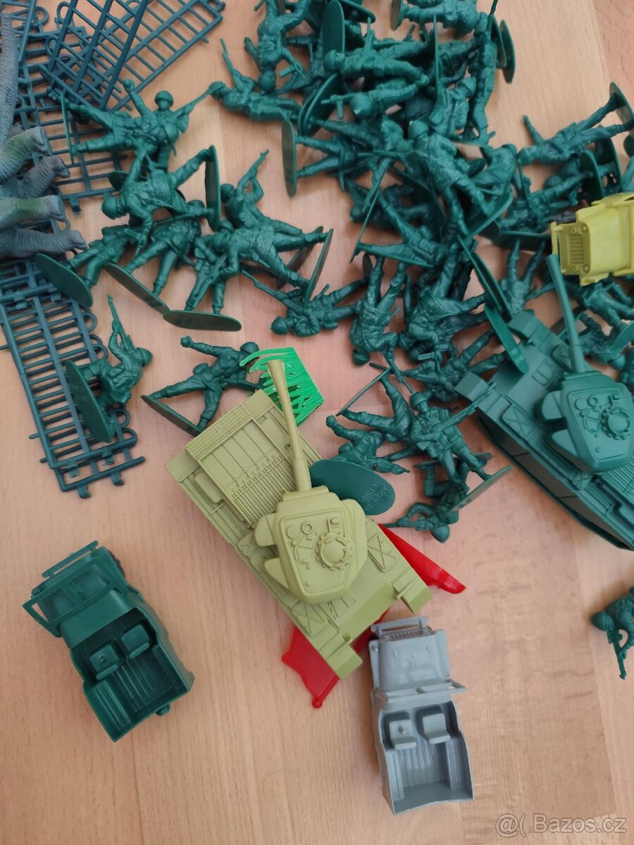 SOUBOR VOJENSKÝCH MINIATUR - 4