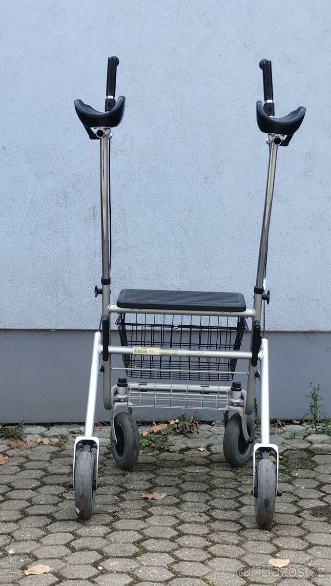 Předloketní čtyřkolové chodítko. - 4
