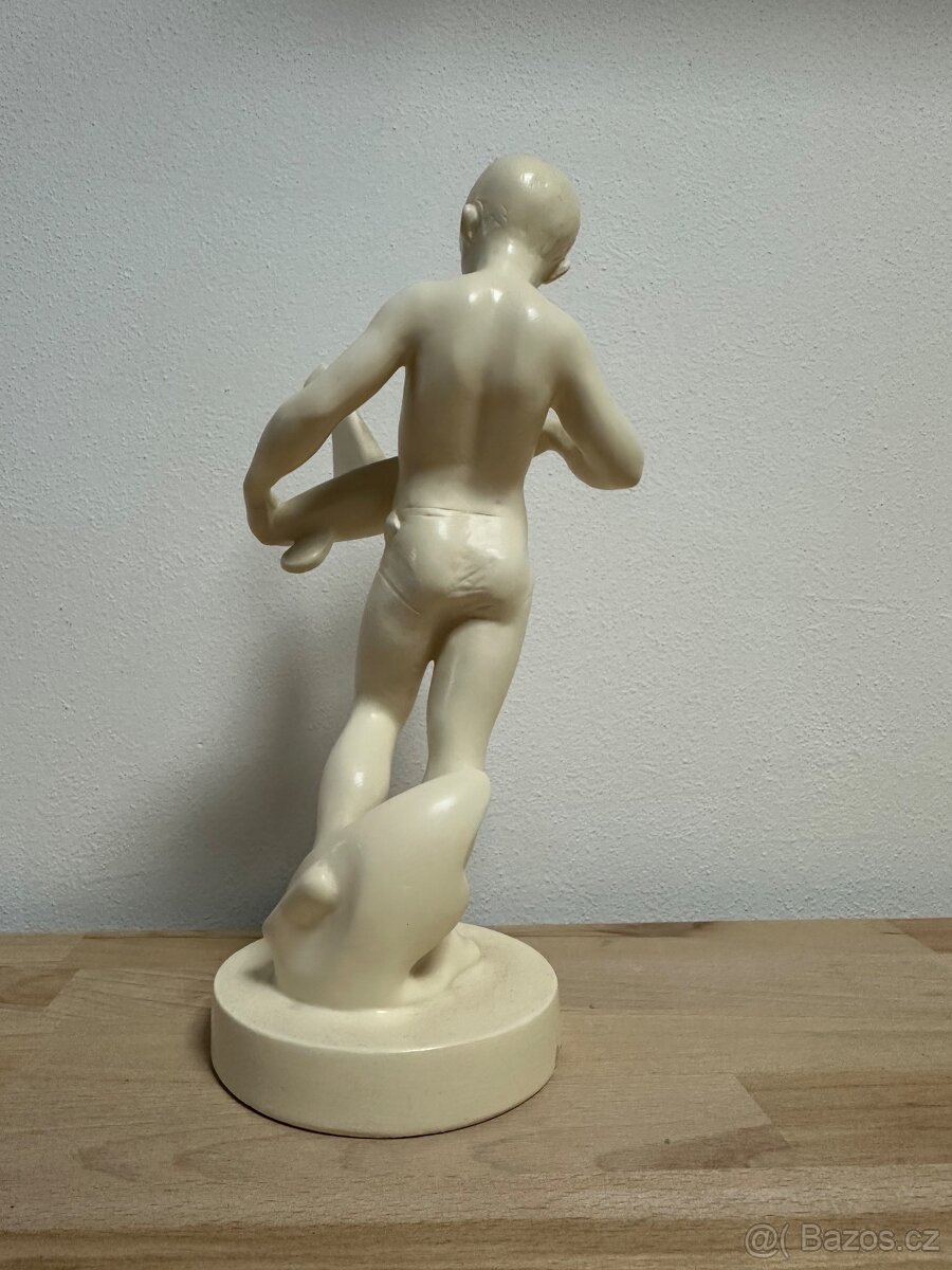 Soška chlapec s lodičkou - 4