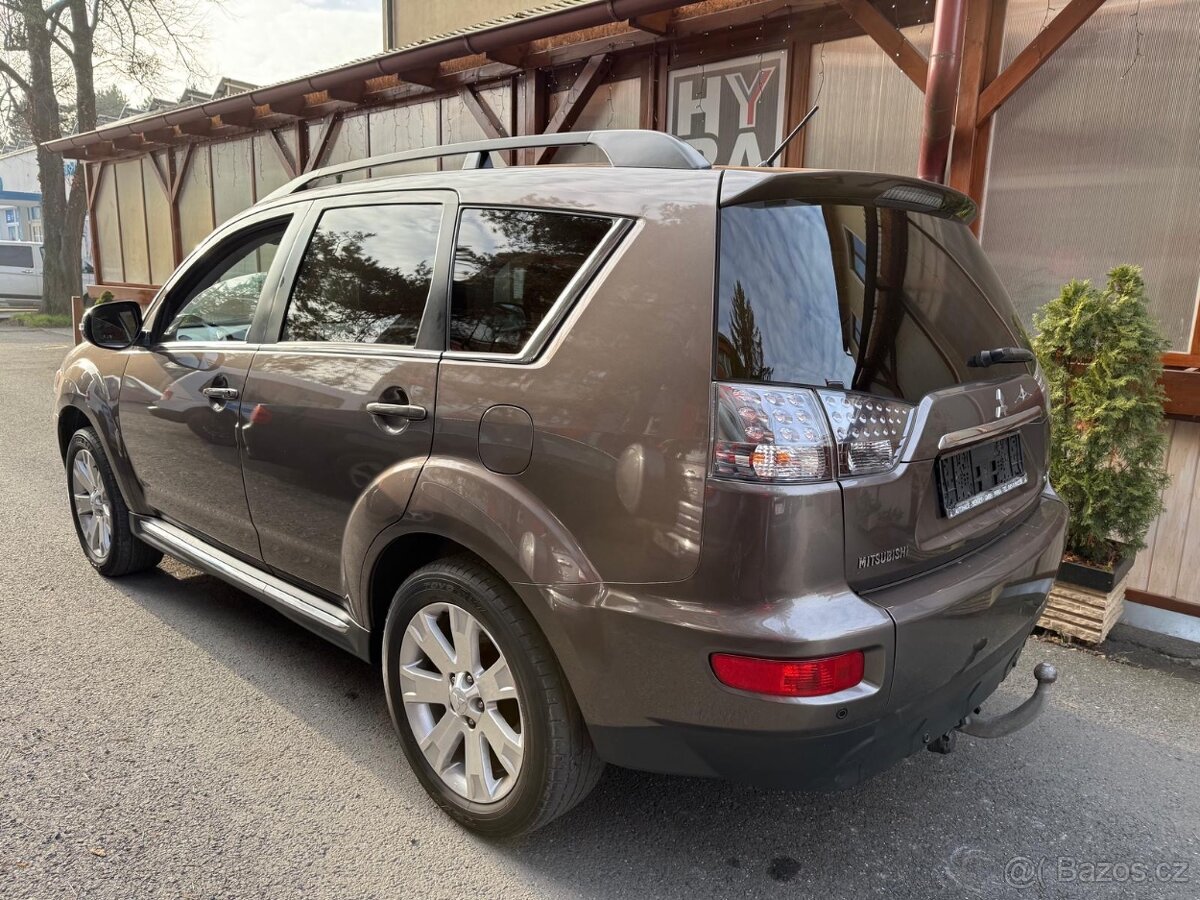 Mitsubishi Outlander 2,0i - 4