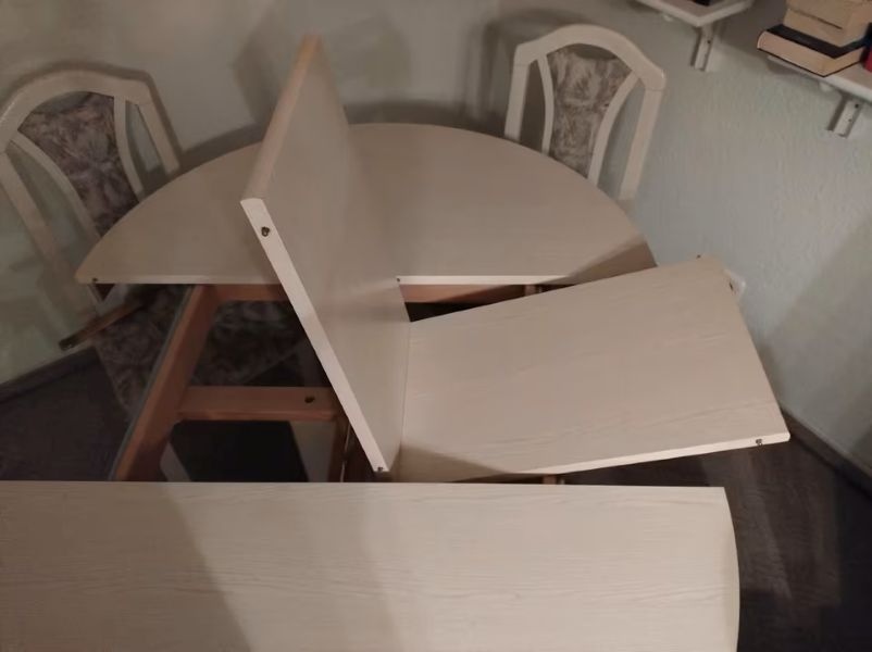 Stůl kulatý jídelní, rozkládací a 4 židle - 4