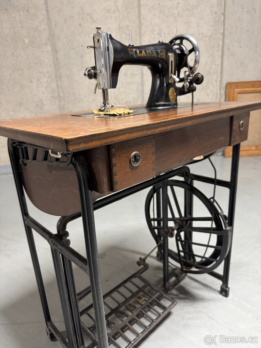 Starý šicí stroj LADA - 4
