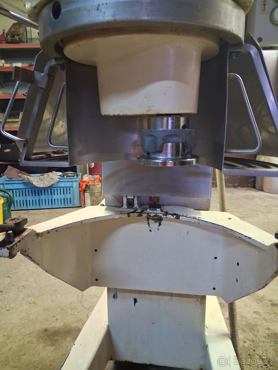 Prodám robot, hnětač 40L, lze řadit rychlosti za provozu - 4