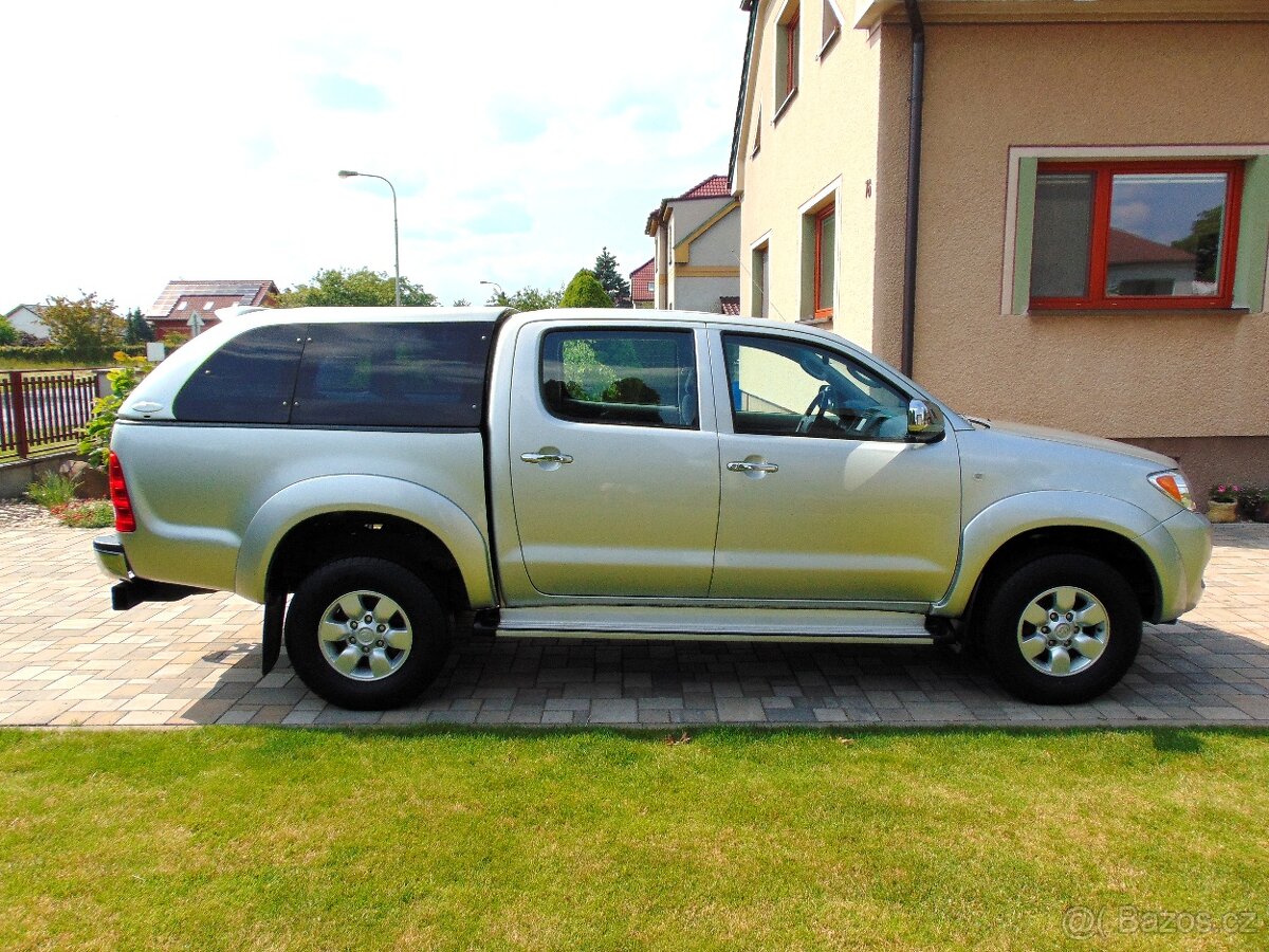 TOYOTA HILUX 2.5,4x4, PŮVOD ČR,2.MAJ.,RADLICE+SYPAČ,TAŽNÉ