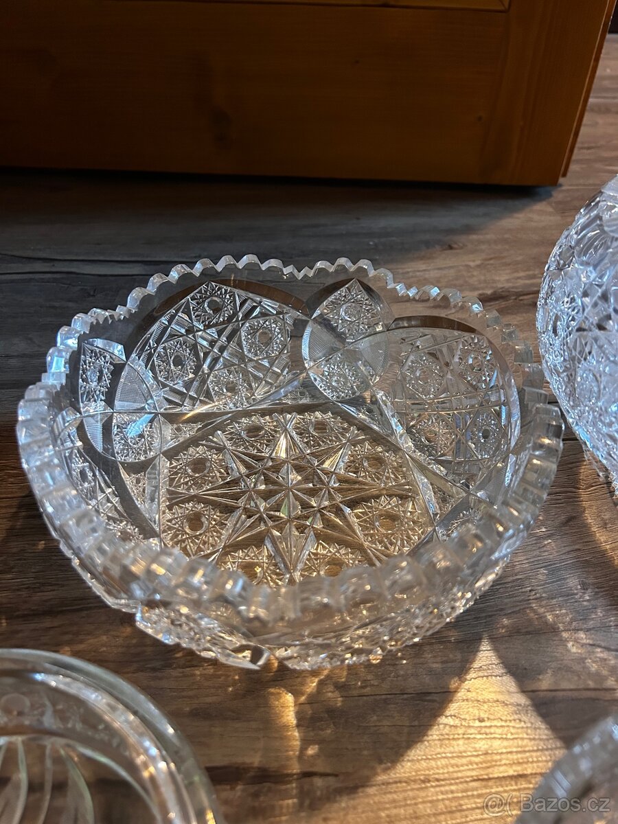Sada broušeného skla – mísy, sklenice, dóza (celkem 7 ks) - 4