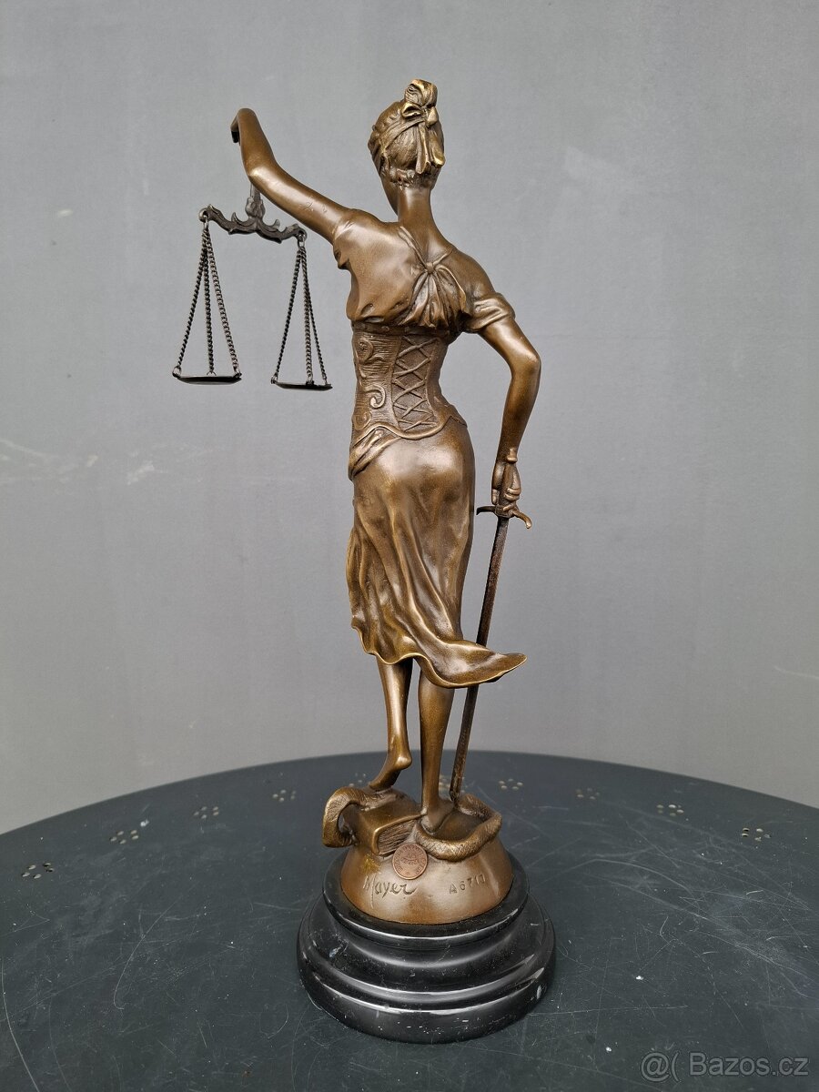 Bronzová socha bohyně Spravedlnosti - 4
