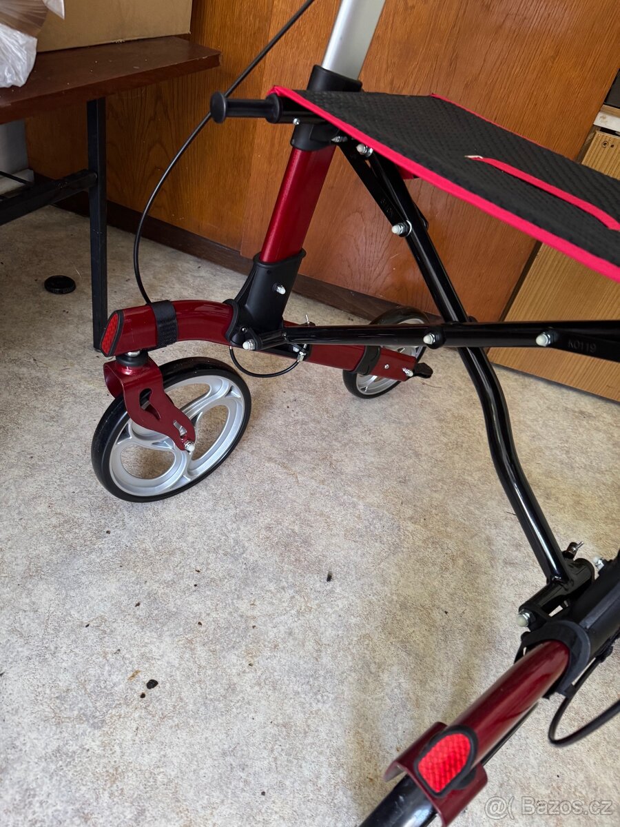 chodítko (rollátor) v moderním červeno-černém provedení - 4