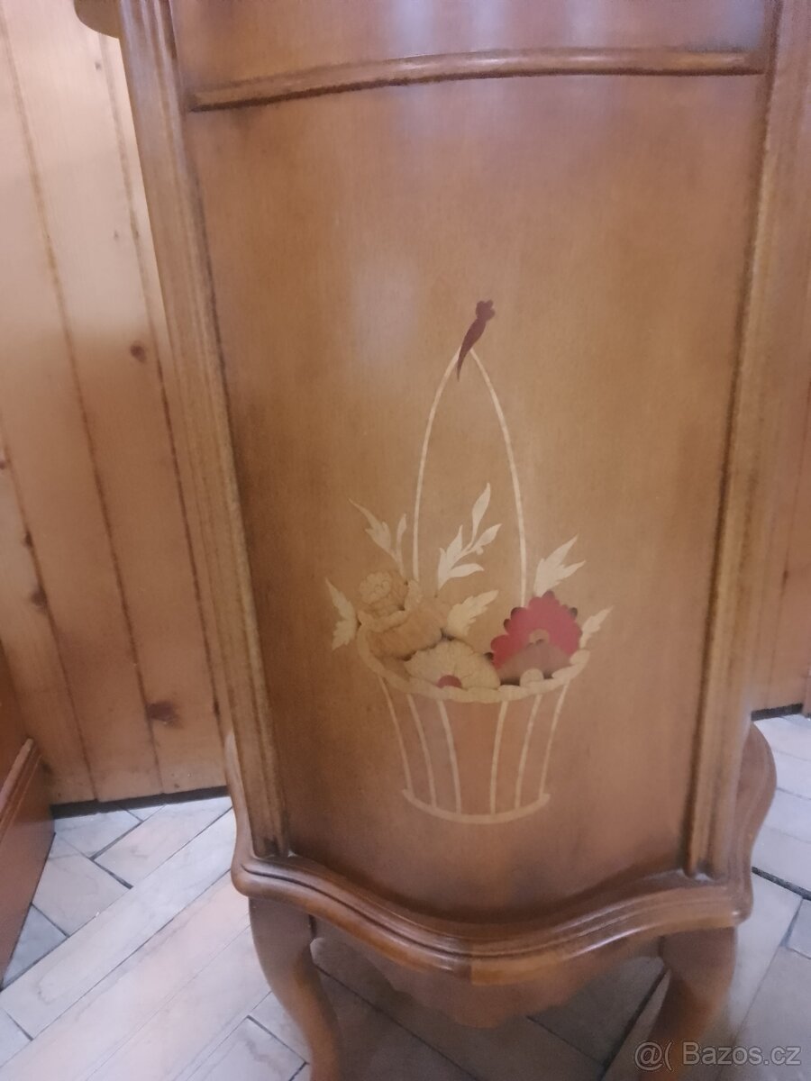 Skříňka s intarziemi - 4