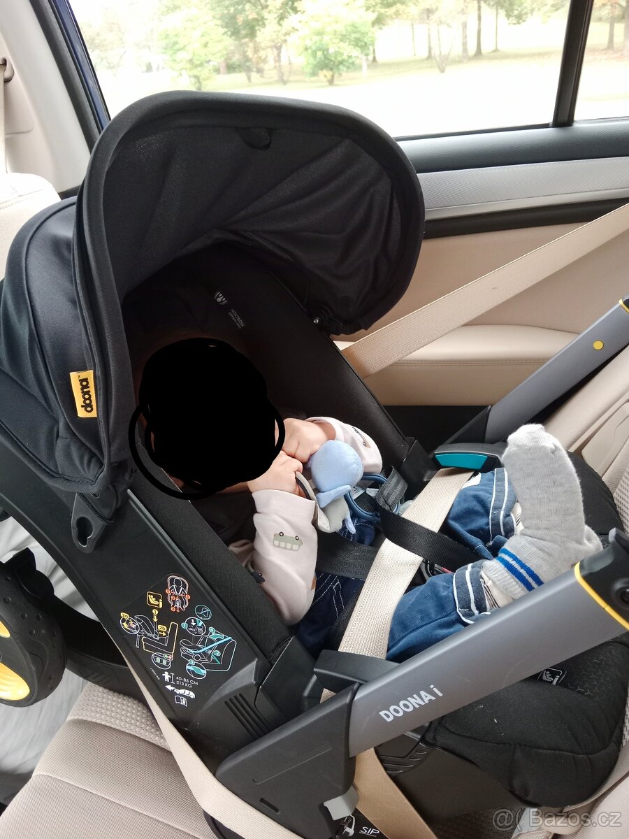 Autosedačka Doona i Nitro Black do letadla - 4