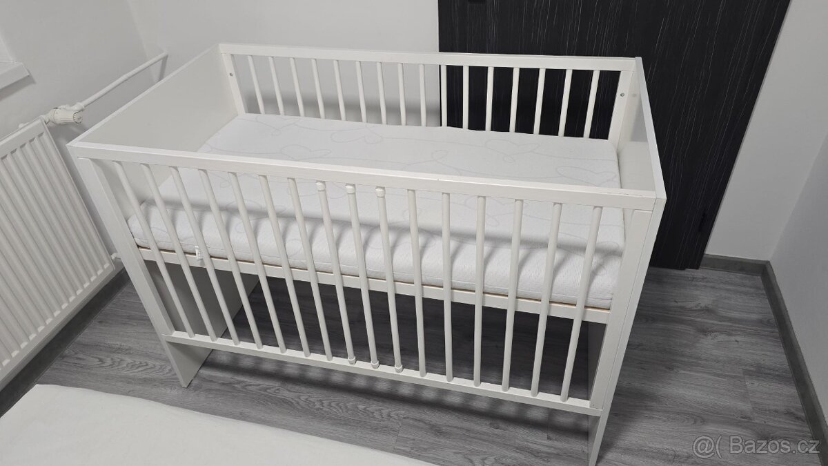 Bílá dětská postýlka + matrace + kolotoč Fisher Price - 4