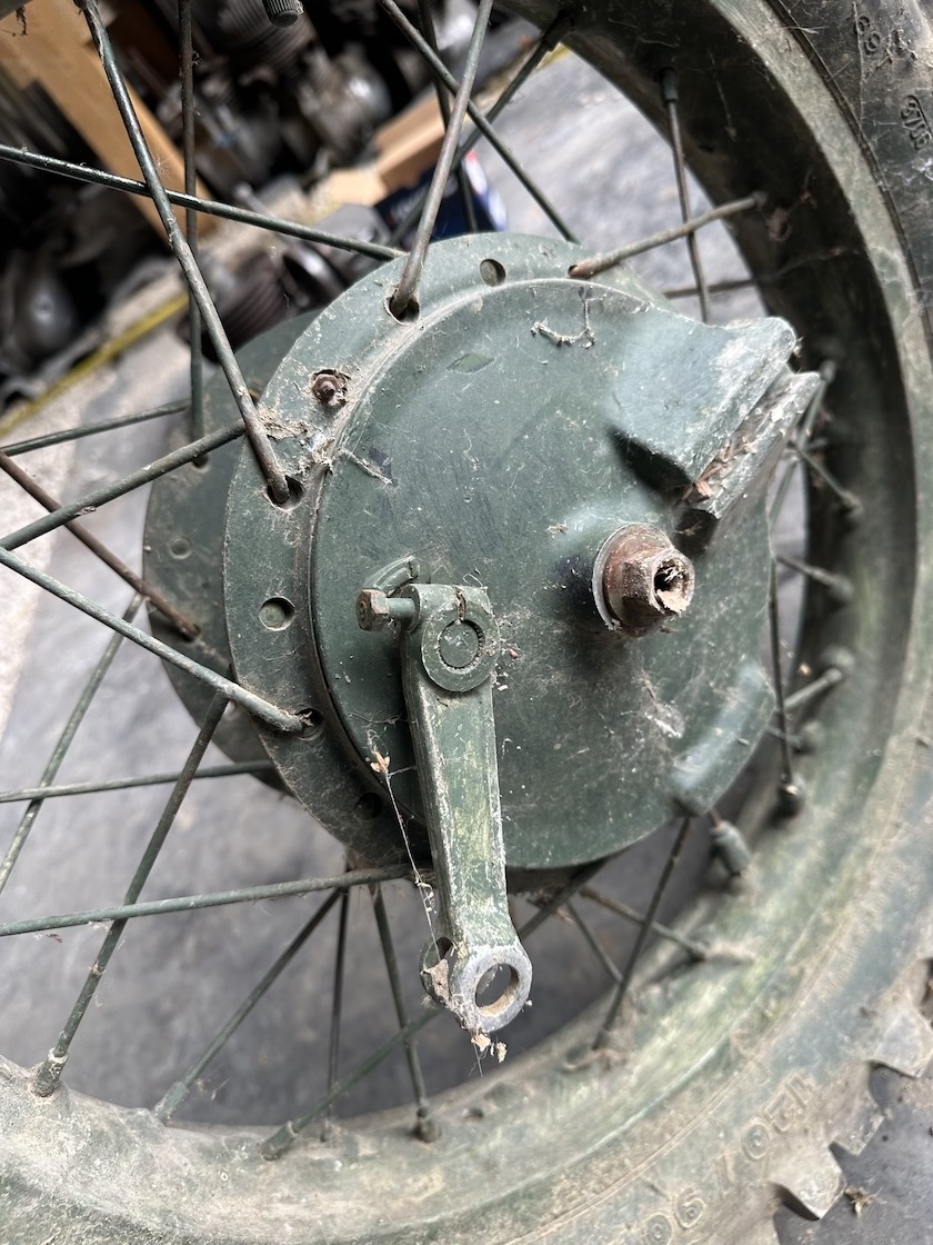 Predám zadní kolo + brzdový štít YAMAHA XT 600 - 4