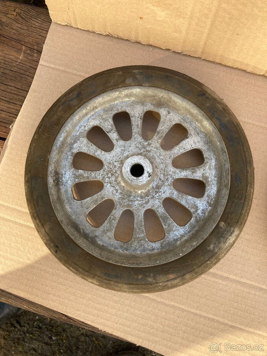Stará kolečka k dětskému kočárku, pár 500 kč s poštou - 4