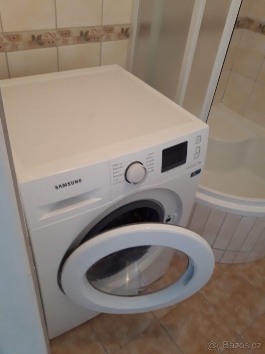 Pronájem bytu 2+1 s lodžií - 4