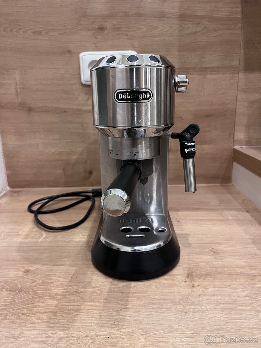 Pákový kávovar DeLonghi Dedica EC685 - 4