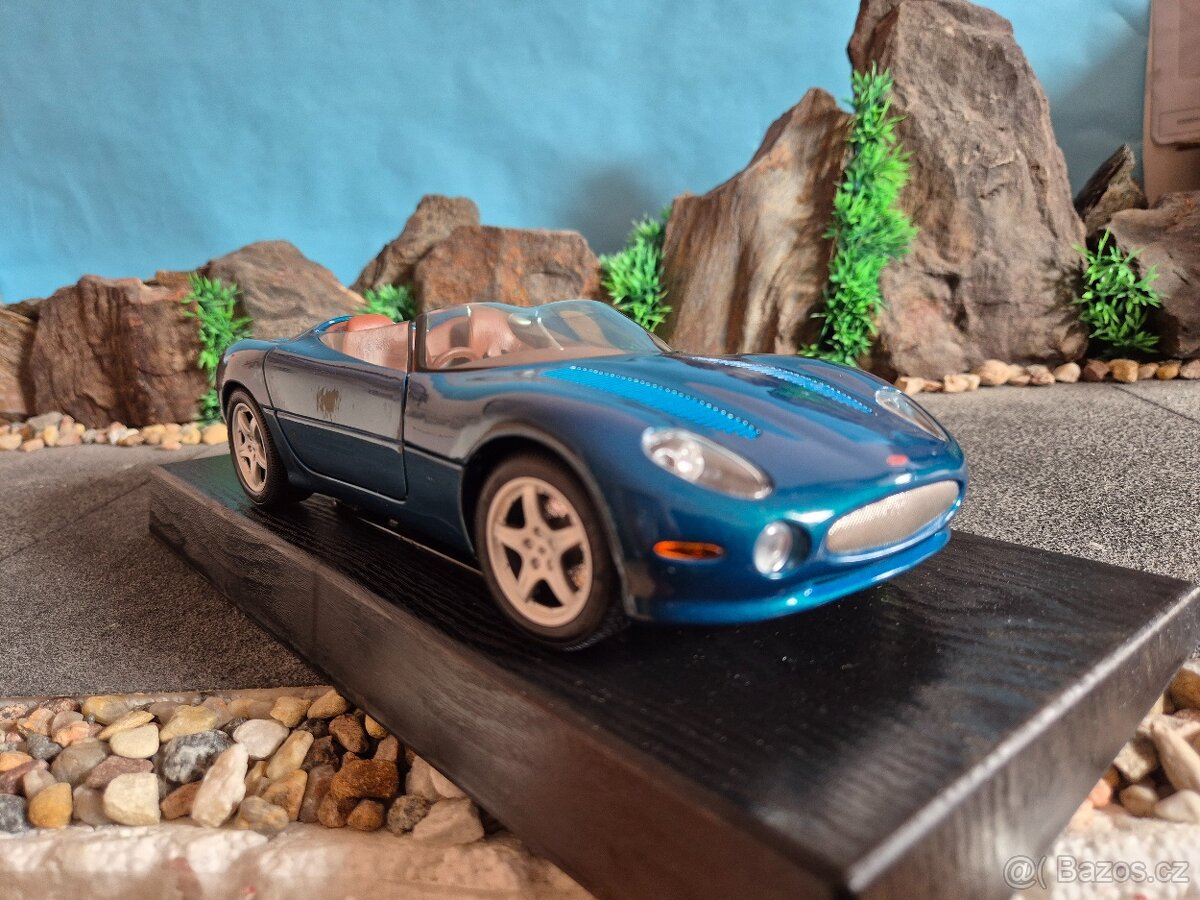 Prodám model 1:18 Jaguar xk180 - 4