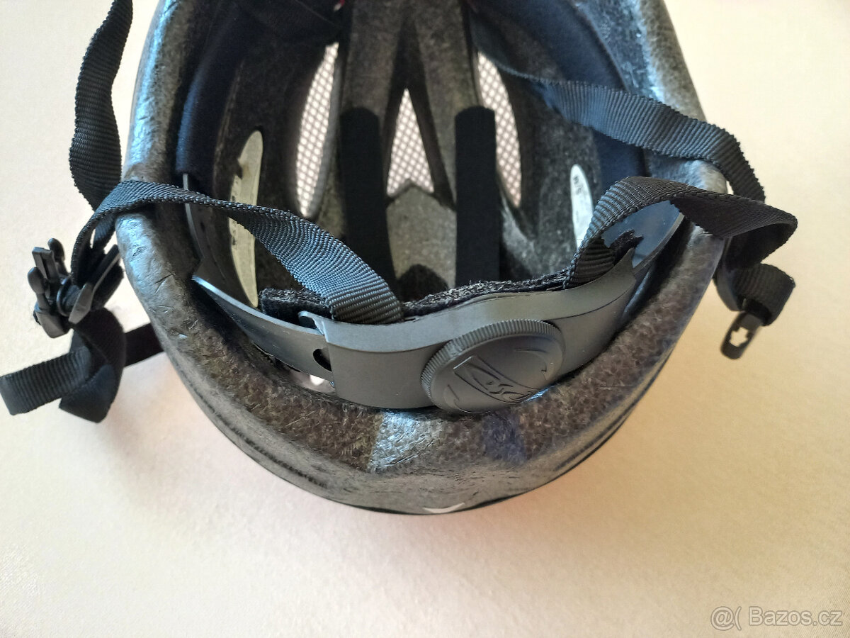 Prodám dětskou helmu a chrániče. - 4