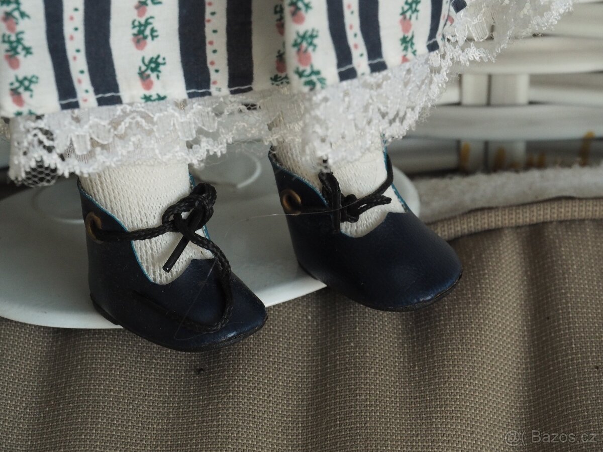 Porcelánová panenka - se slamákem a květinou - 4