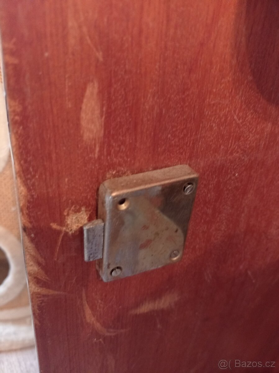 Skříňový šicí stroj - 4