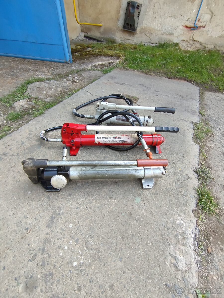 tři ruční hydraulické pumpy - 4