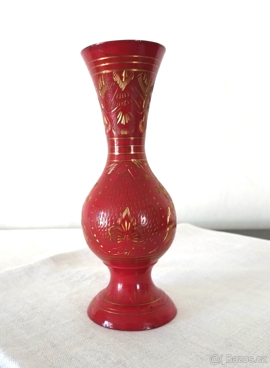 červená mosazná rytá vázička - ruční práce - 4
