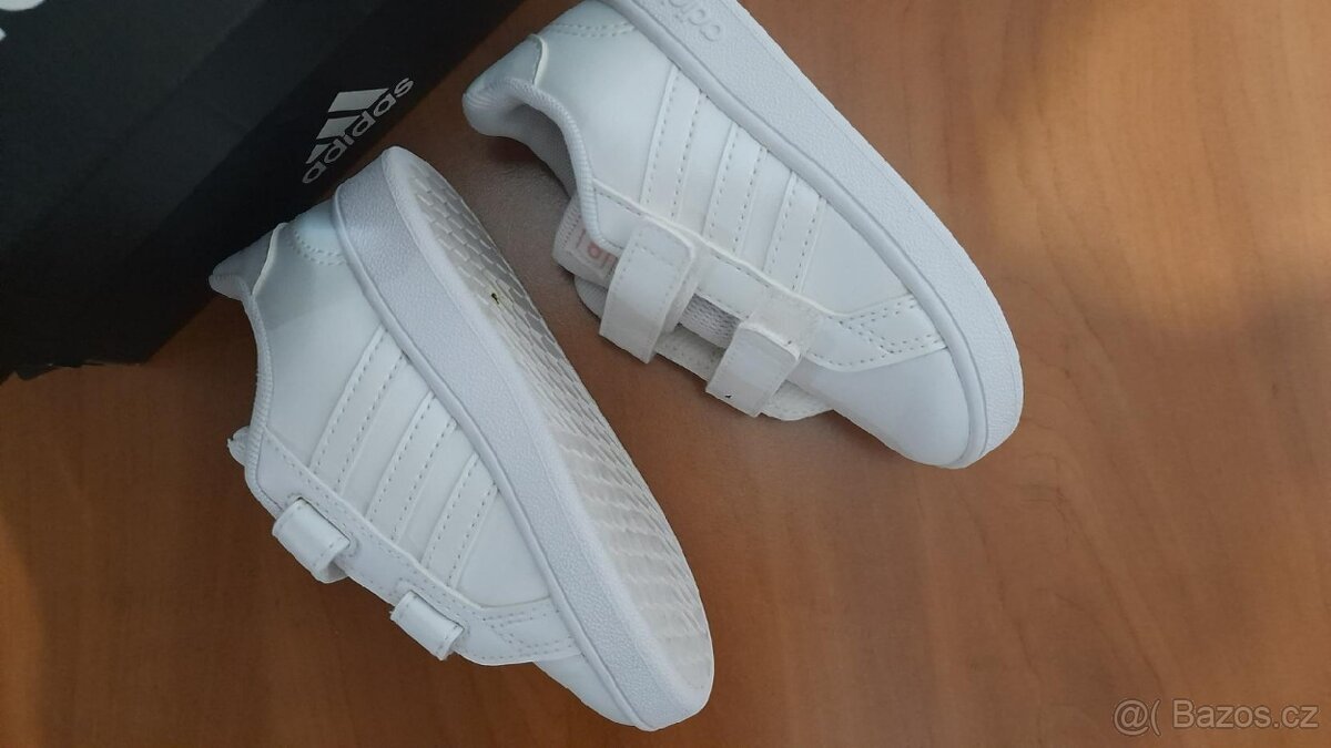 Bílé dívčí ADIDAS vel: 23 - 4
