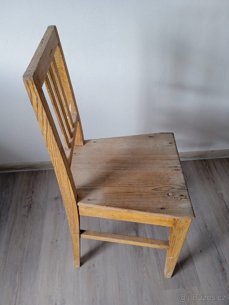 Stůl se čtyřmi židlemi - 4