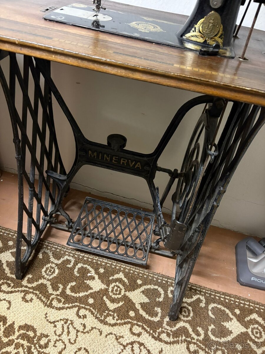 Starý šicí stroj - 4