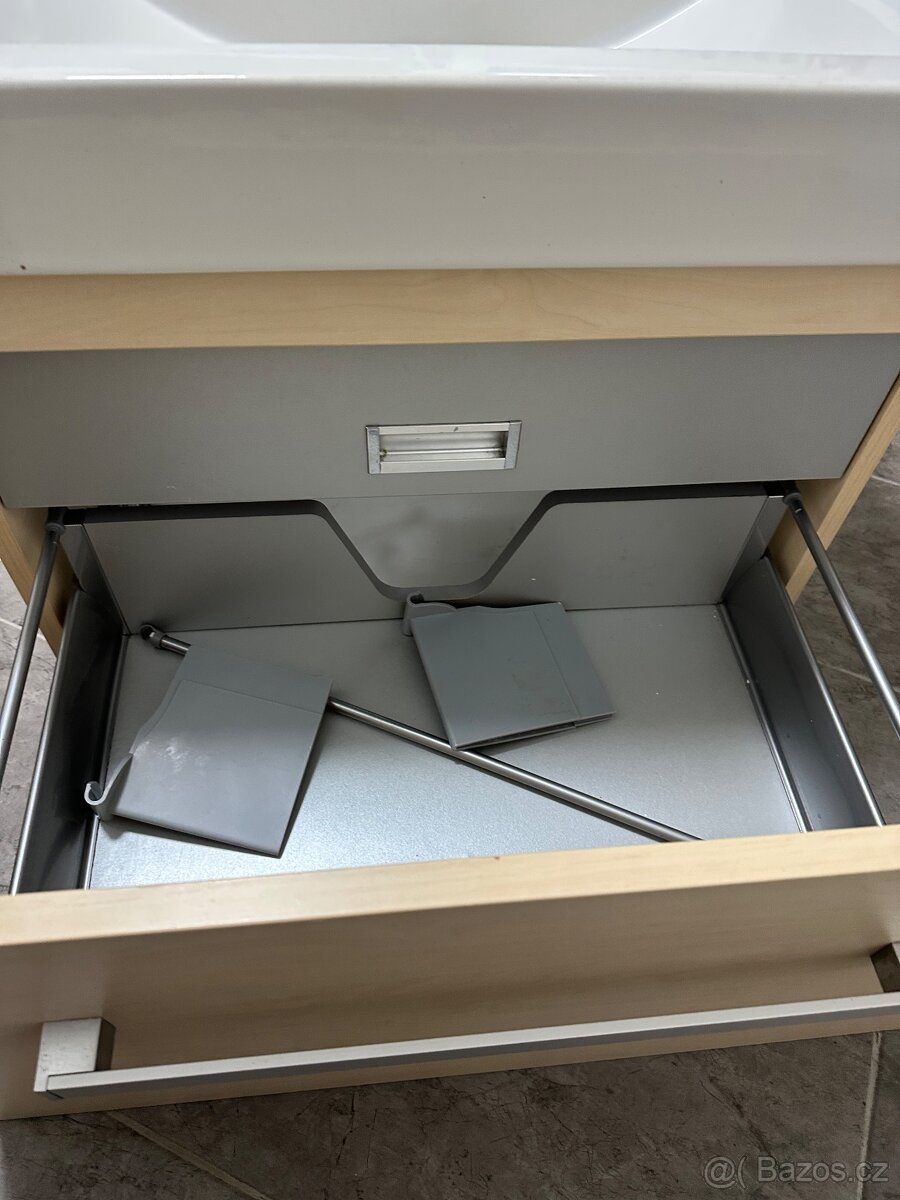 Koupelnová skříňka s umyvadlem - 4