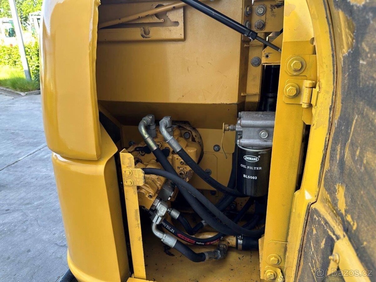 Minibagr CATERPILLAR 306 - 4