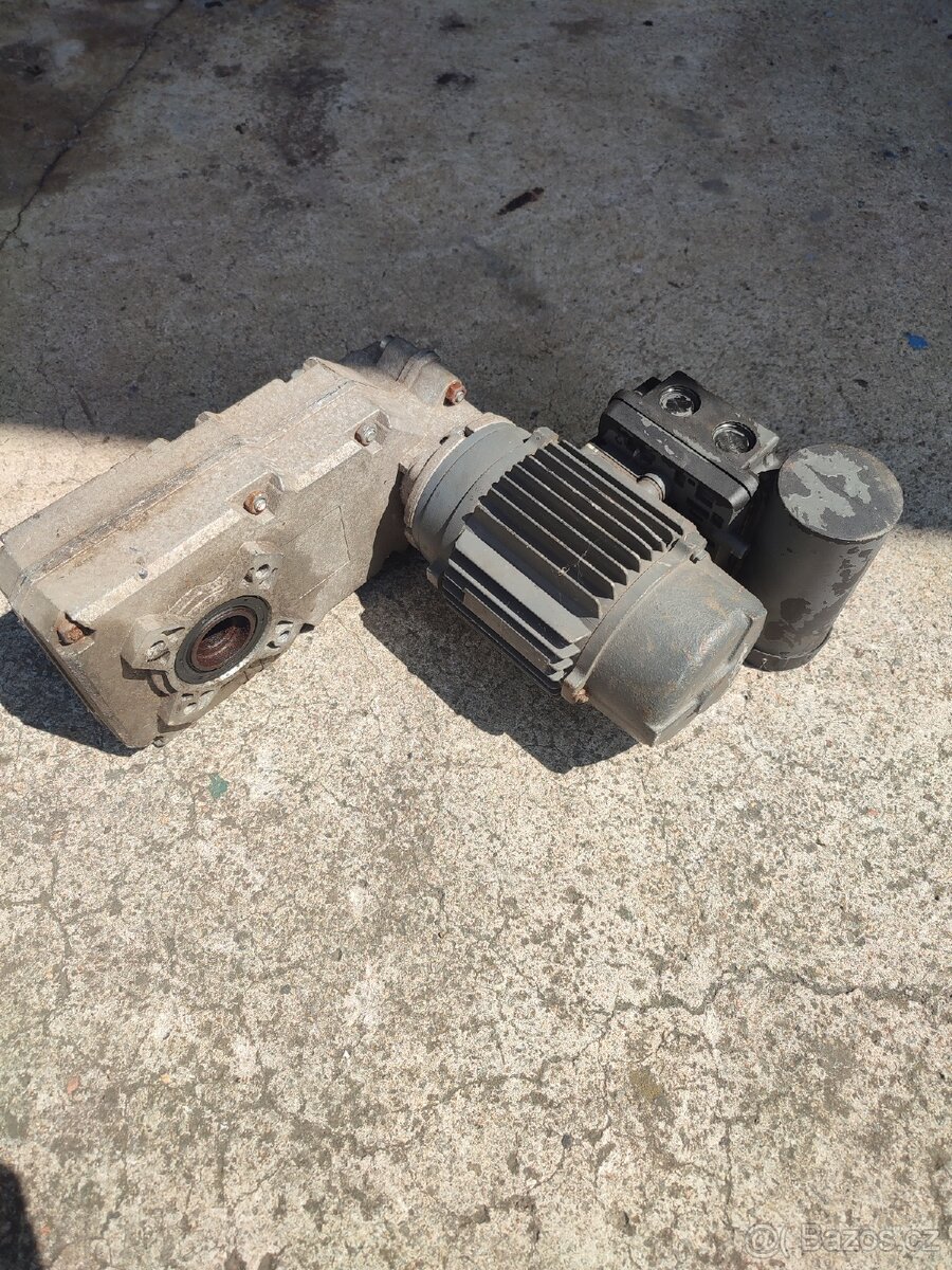 Elektromotor s převodovkou. 2ot./min. 220V. - 4