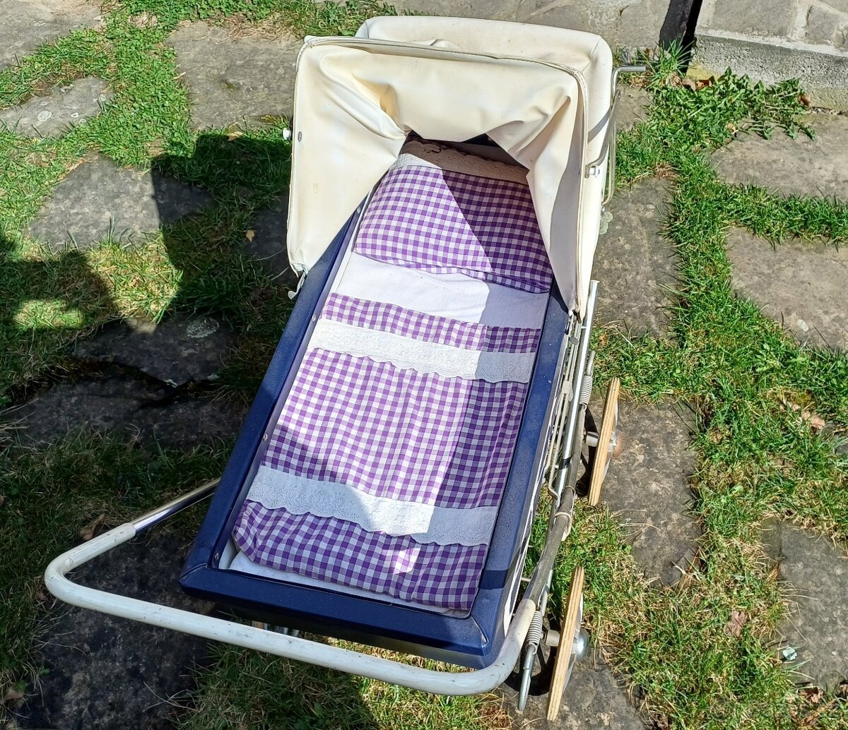Pěkný kočárek na panenky - 4