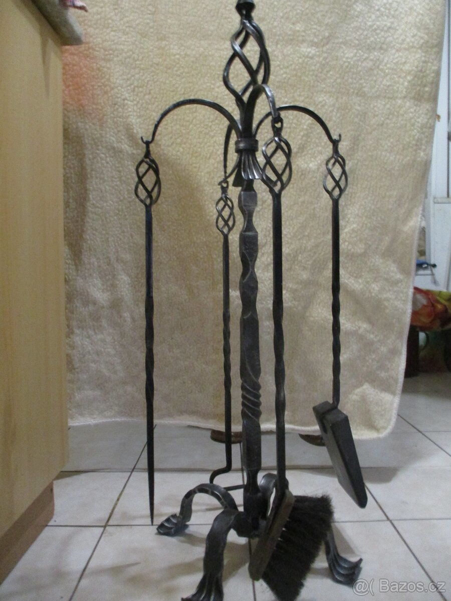 RUČNĚ KOVANÝ STOJAN KE KRBU S NÁŘADÍM - 4