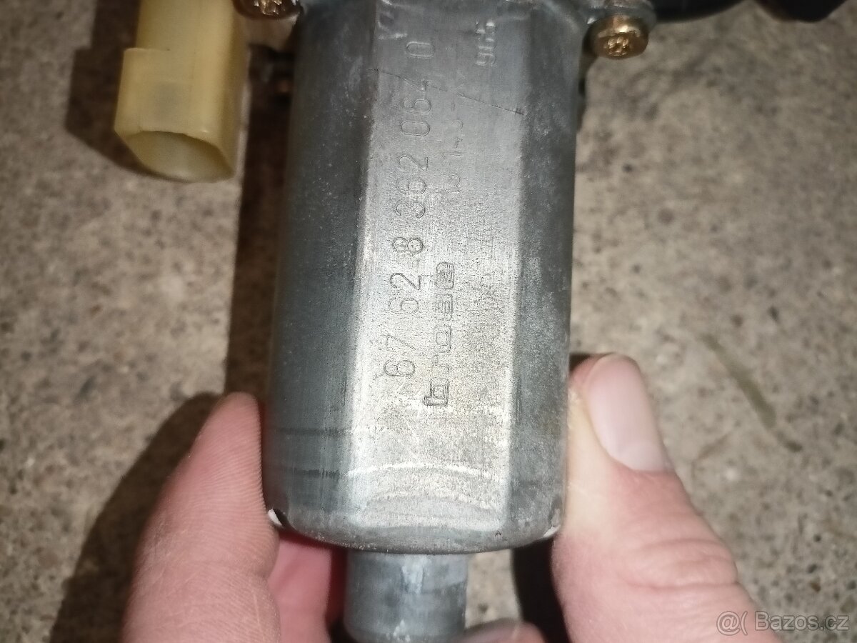 BMW E46 přední motorek na stahování skla - 4