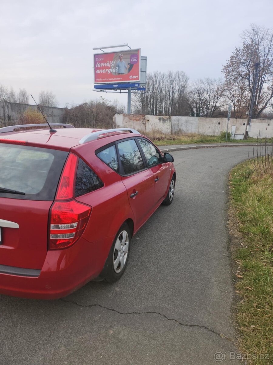 Kia Ceed 1.4i 80kw Kombi R.v 2010 Koupenou V ČR - 4