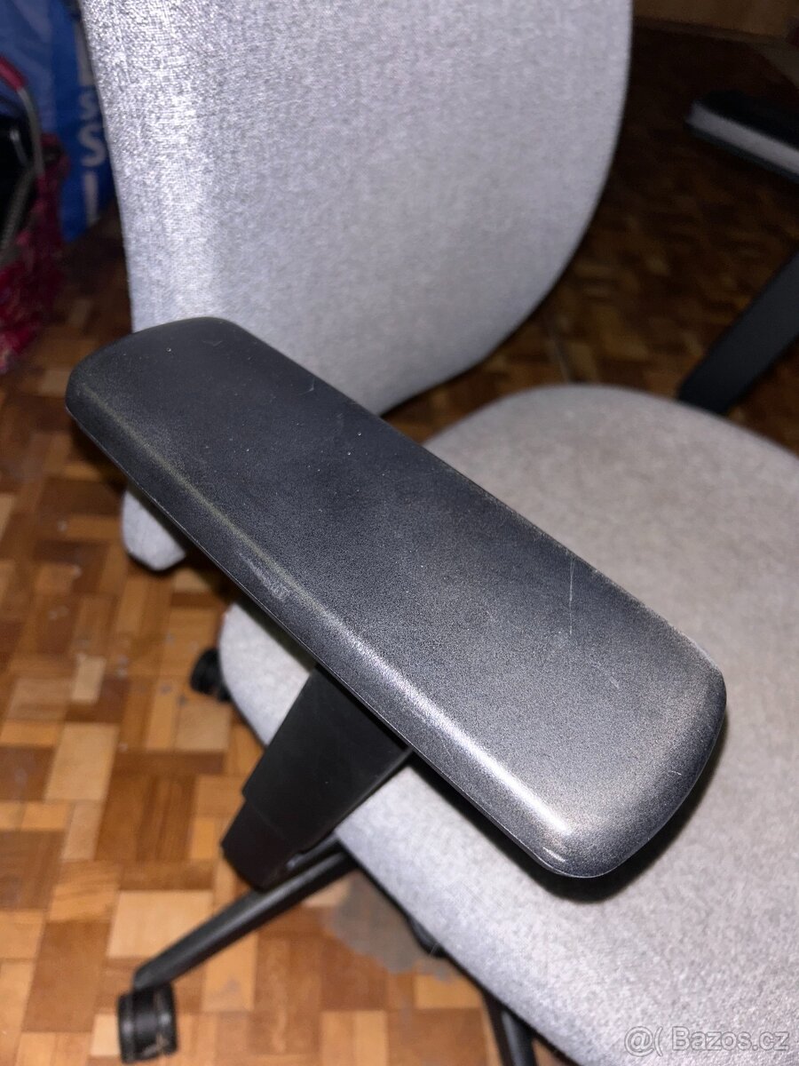 Šedá kancelářská židle - 4