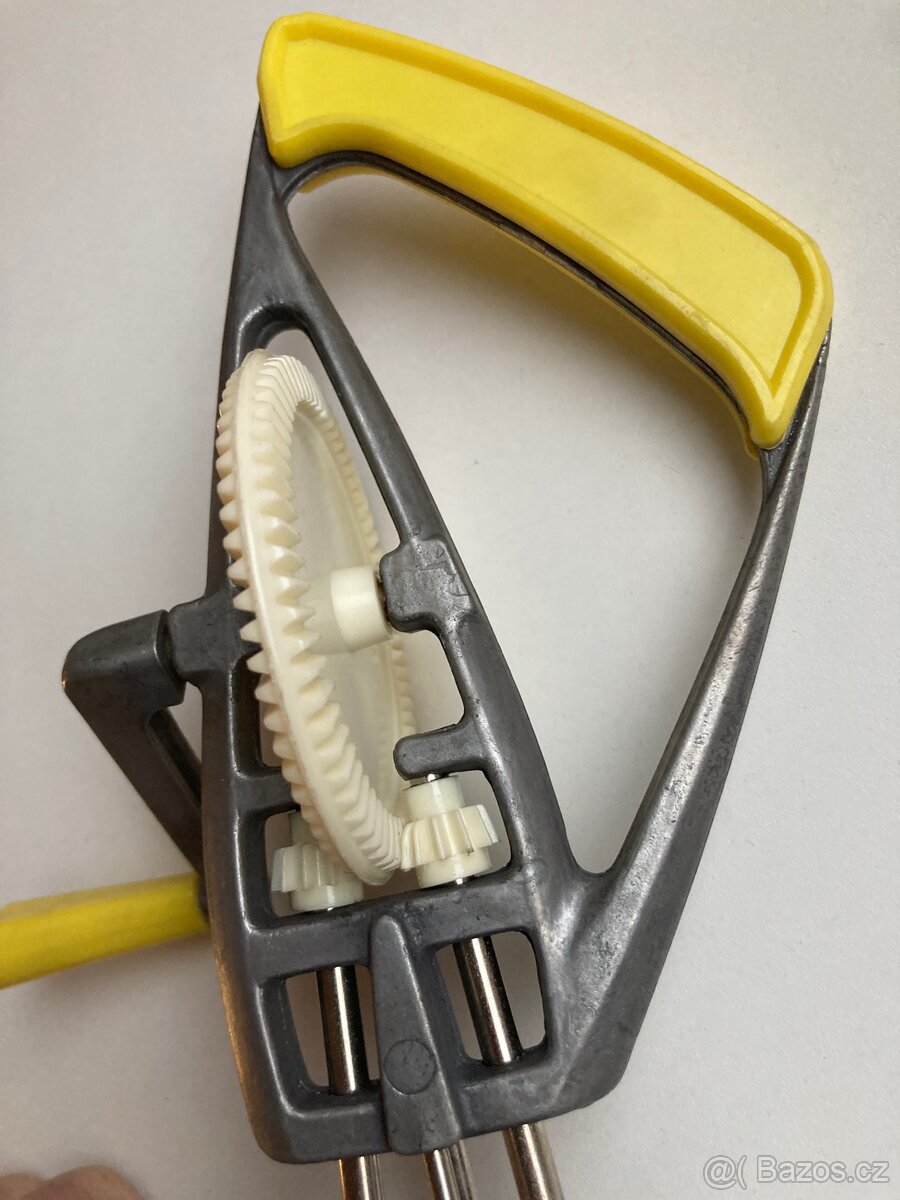 Vintage mechanický ruční šlehač s klikou, stáří cca 70 let - 4