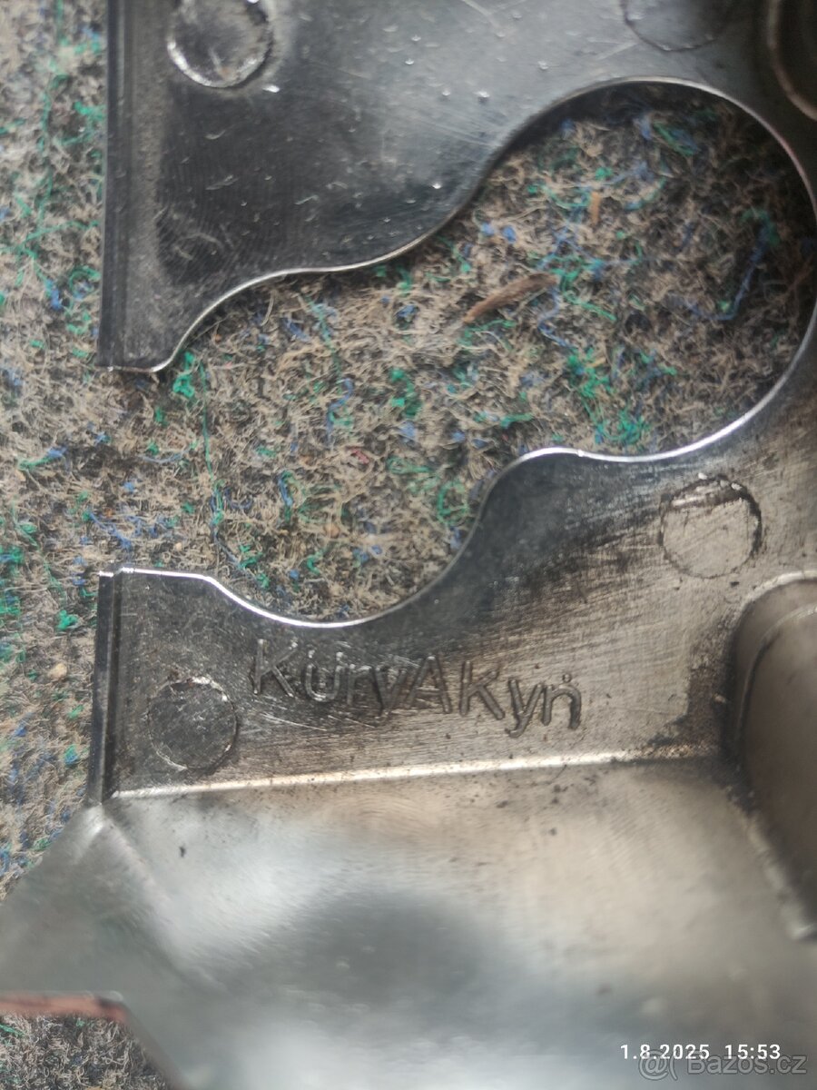 Kryty lifter boxu KuryAkyn Harley - 4