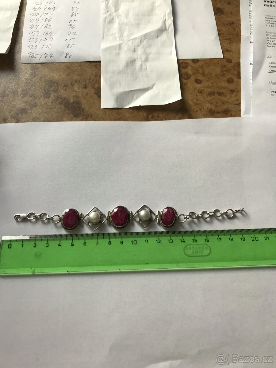 Stříbrný náramek s rubíny a perlami. - 4
