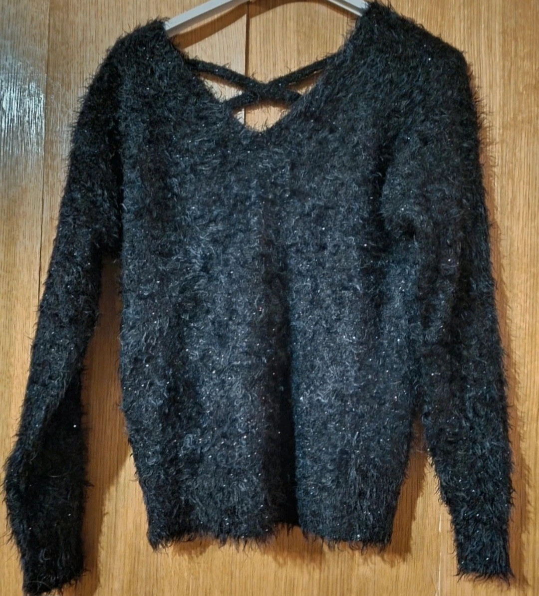 Černý svetřík s chloupky a třpytkami. - 4