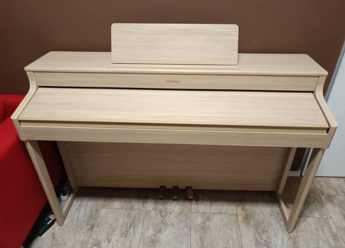 Roland HP702 piano - 4