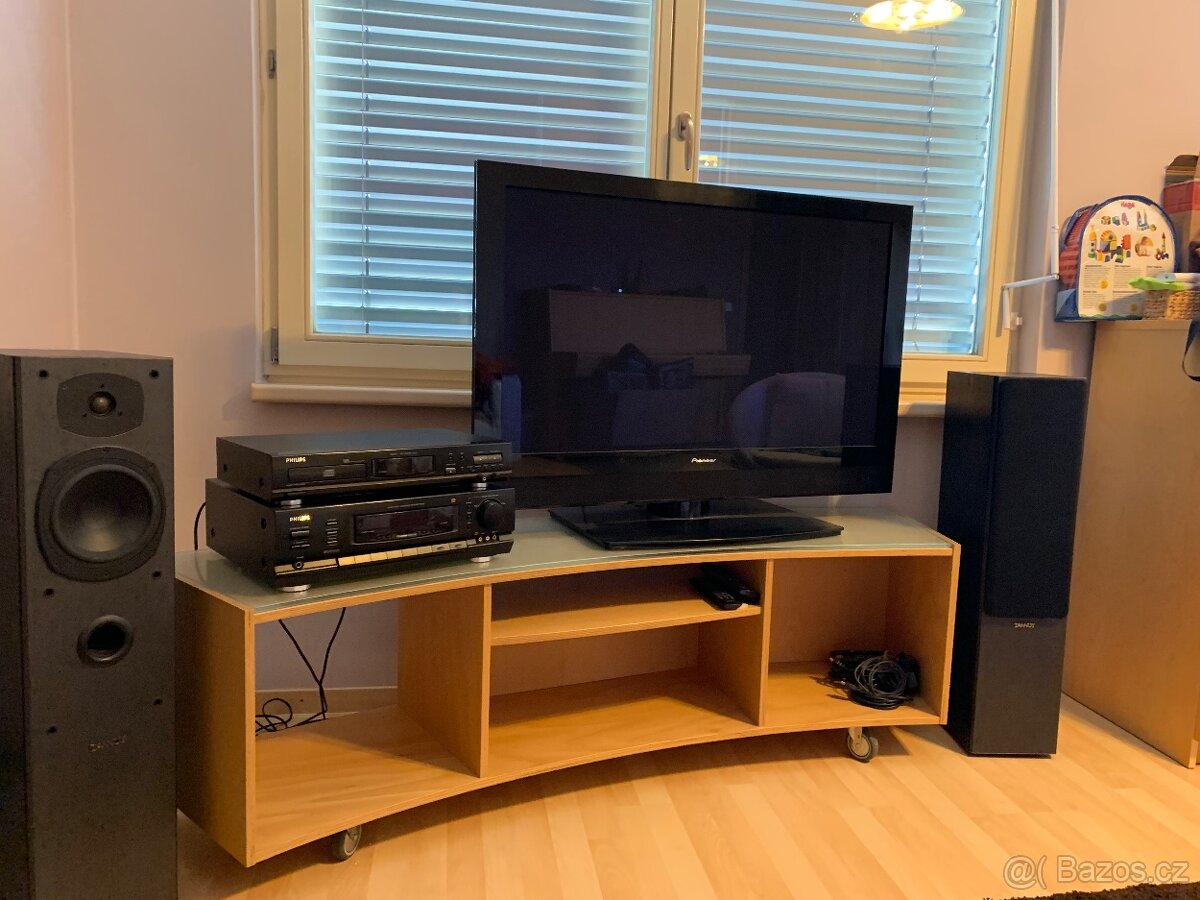 Moderní TV stolek z bukového dřeva a skla na kolečkách - 4